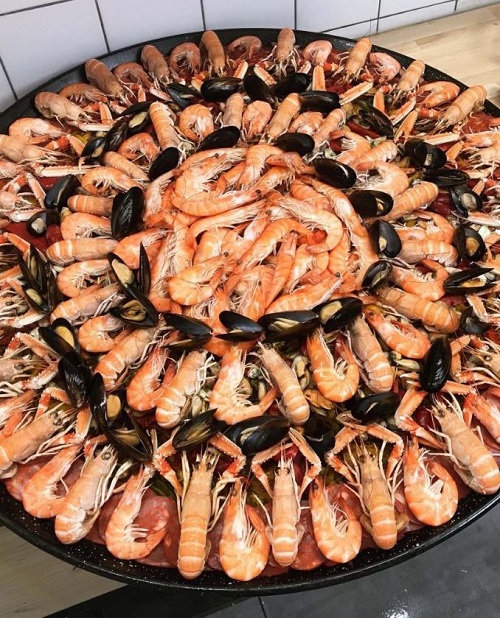 Crevettes géantes et moules servi pour un repas d'anniversaire